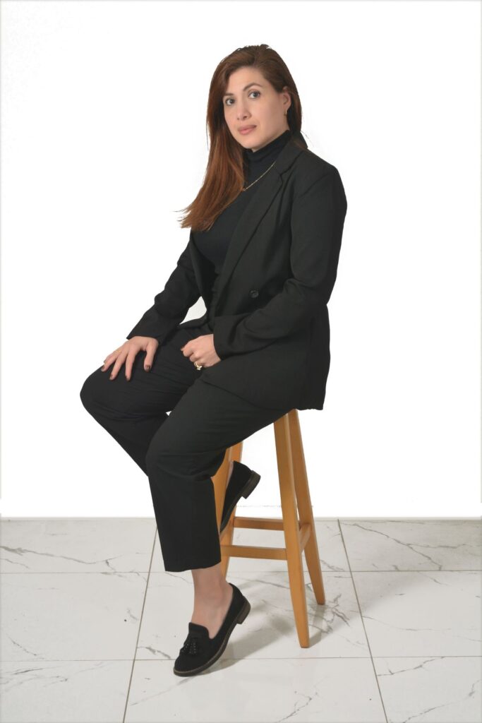 mujer sentada en un silla